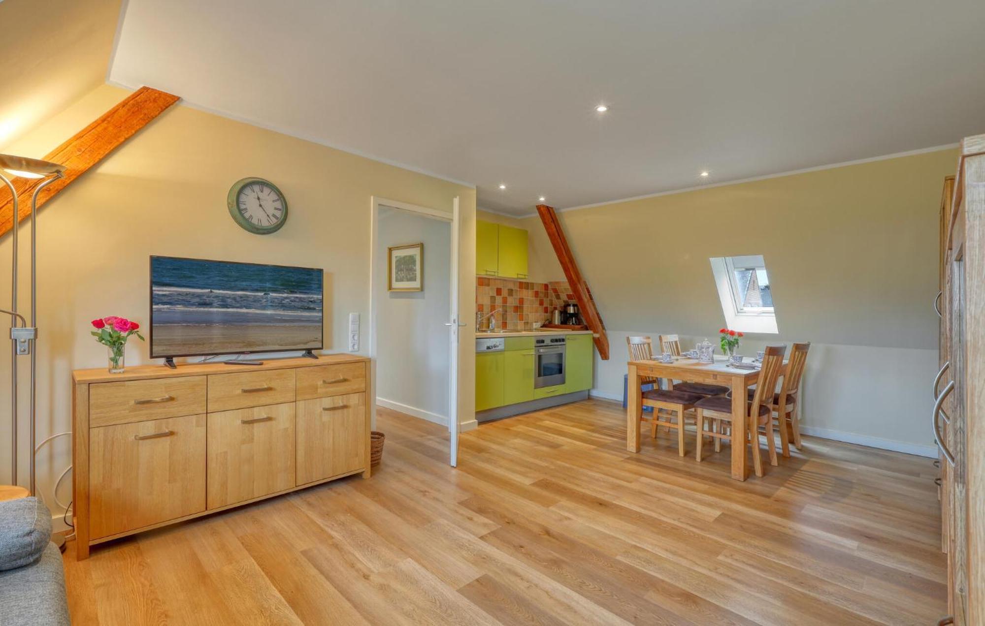 3 Bedroom Gorgeous In Apartment *